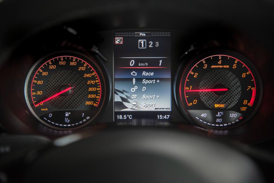 Панель приборов Mercedes-AMG GT R 2016 года  (фото 4 из 92)